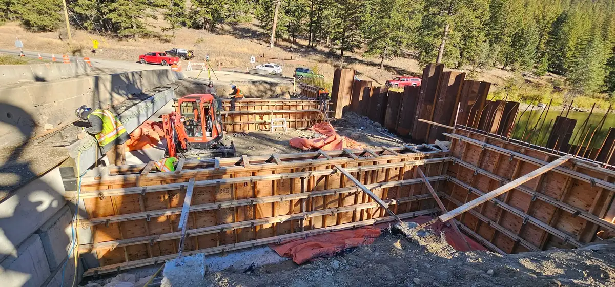 Formwork and sheet-pile shoring at the outlet structure